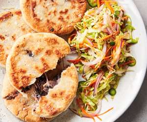 Queso, Frijol, Chicharron Pupusa 